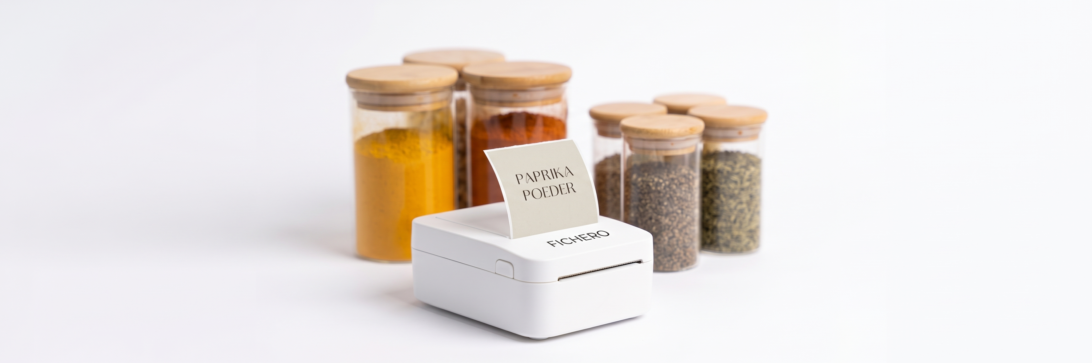 Action heeft deze week een inktloze labelprinter voor 9,95 euro die al je Vinted-labels en kruidenpotjes strak ordent